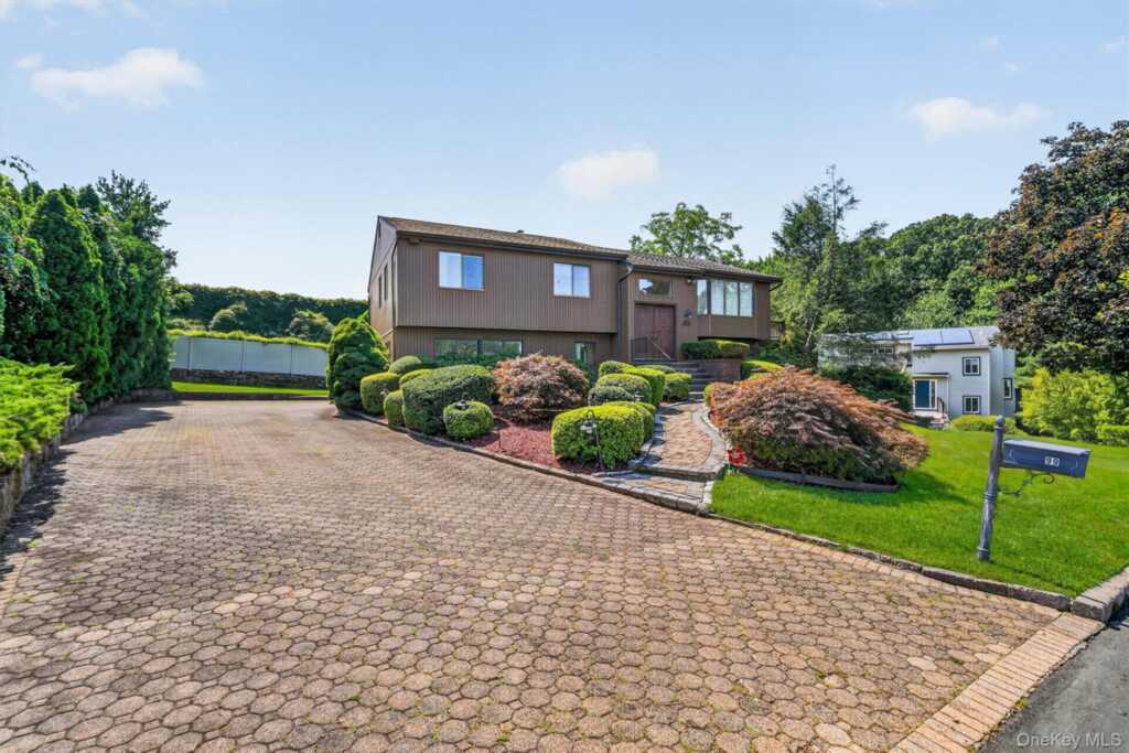 99 Skyview Lane, New Rochelle, NY 10804 - Photo 2 of 39