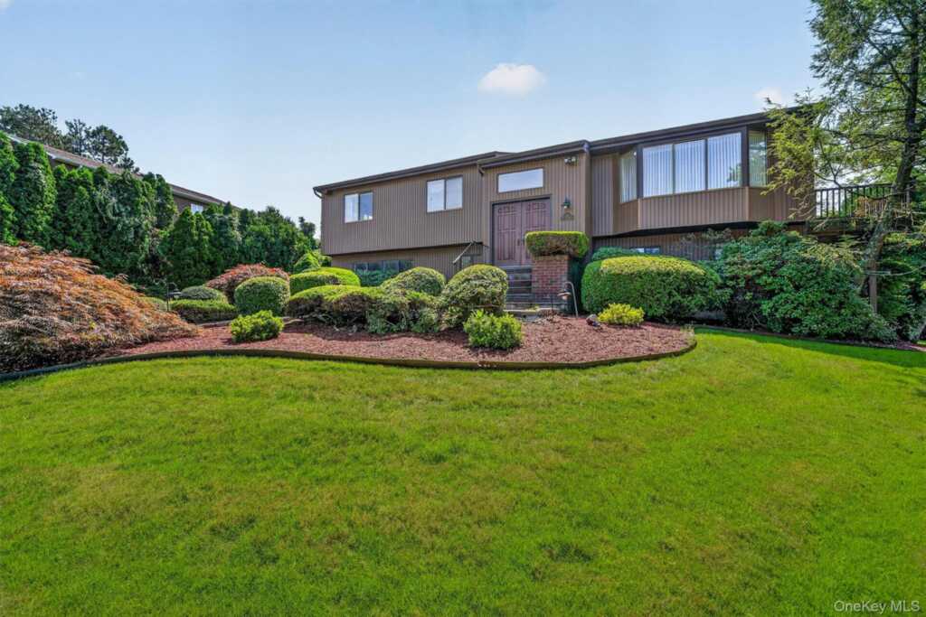 99 Skyview Lane, New Rochelle, NY 10804 - Photo 3 of 39