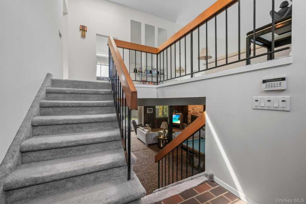 99 Skyview Lane, New Rochelle, NY 10804 - Photo 4 of 39