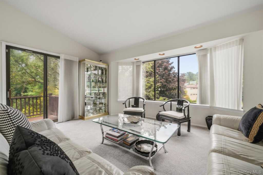 99 Skyview Lane, New Rochelle, NY 10804 - Photo 6 of 39