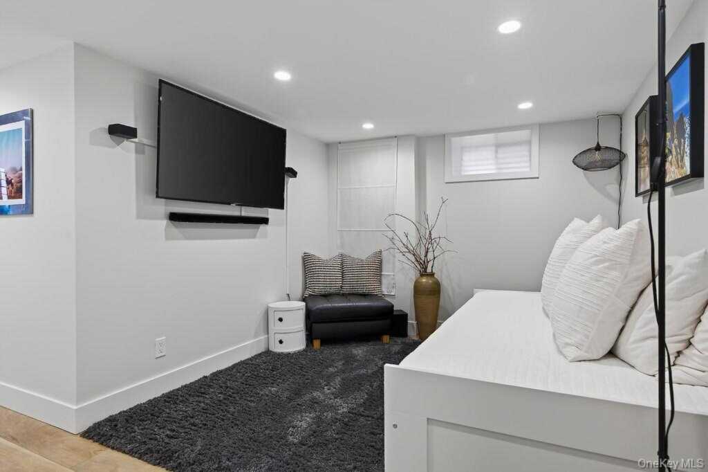 20 5th Street, New Rochelle, NY 10801 - Photo 27 of 35