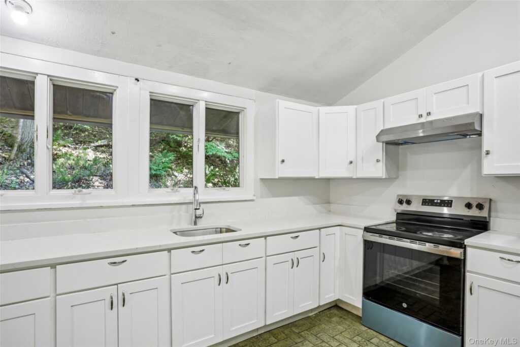 951 Haverstraw Road, Suffern, NY 10901 - Photo 2 of 29