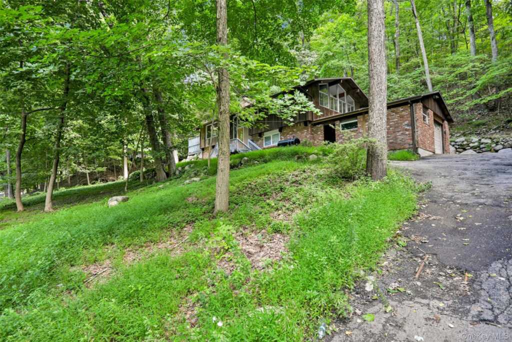 951 Haverstraw Road, Suffern, NY 10901 - Photo 6 of 29