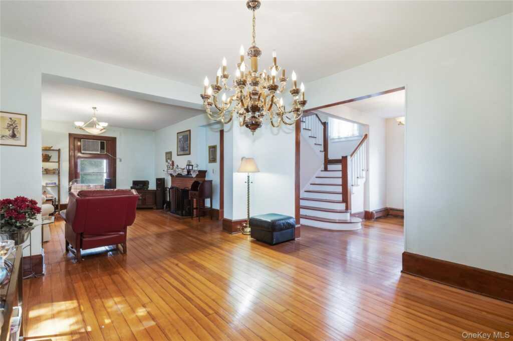 5 Woodland Place, White Plains, NY 10606 - Photo 10 of 44