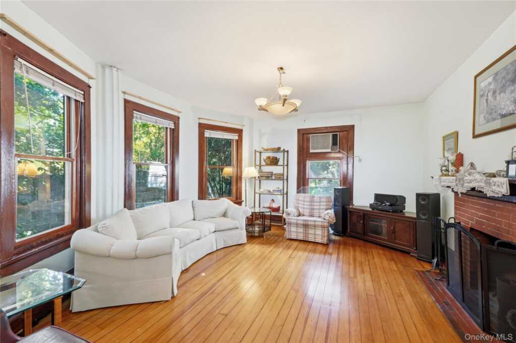 5 Woodland Place, White Plains, NY 10606 - Photo 8 of 44