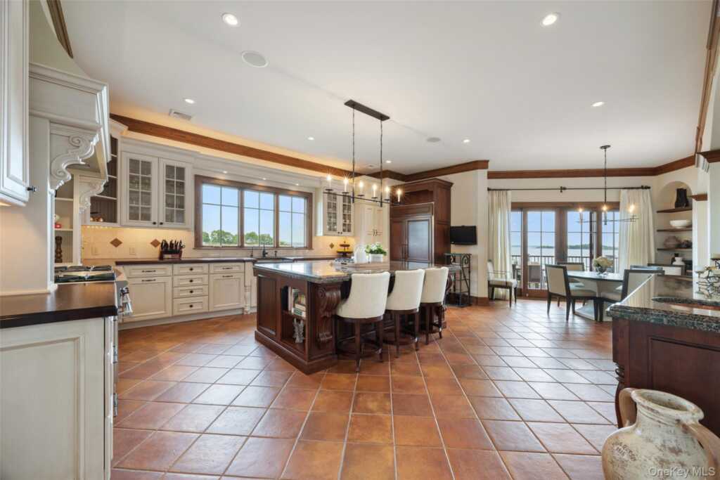 14 Brittany Lane, New Rochelle, NY 10805 - Photo 10 of 42
