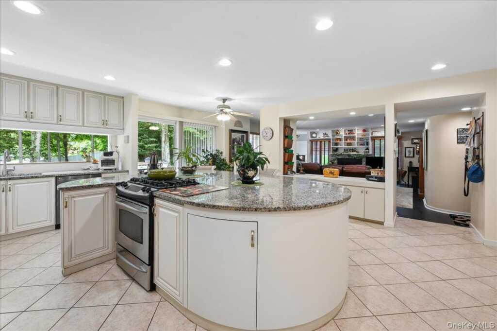 12 Berkshire Drive, New City, NY 10956 - Photo 4 of 42