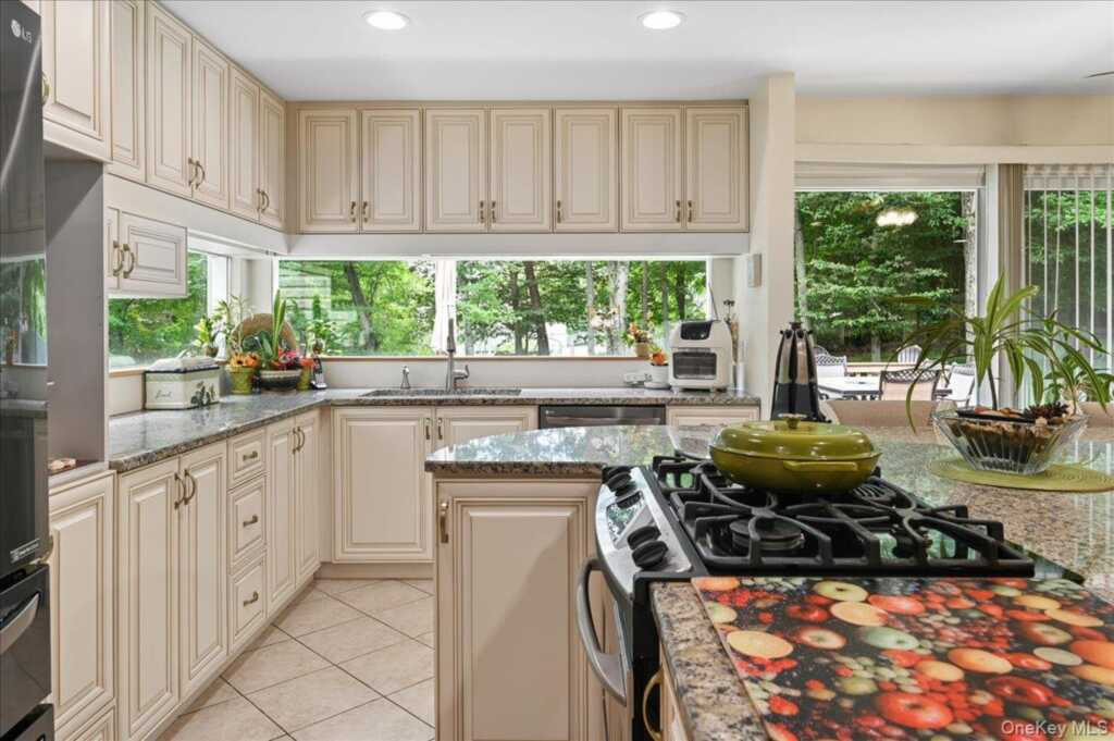 12 Berkshire Drive, New City, NY 10956 - Photo 5 of 42