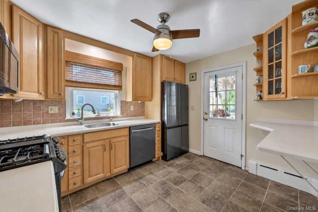 39 Saint Joseph Street, New Rochelle, NY 10805 - Photo 4 of 28
