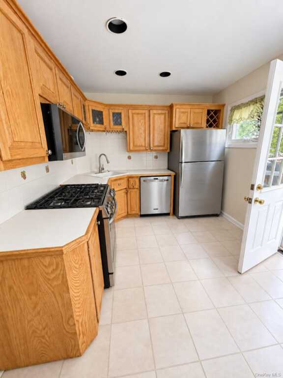 330 Holt Drive, Pearl River, NY 10965 - Photo 7 of 20