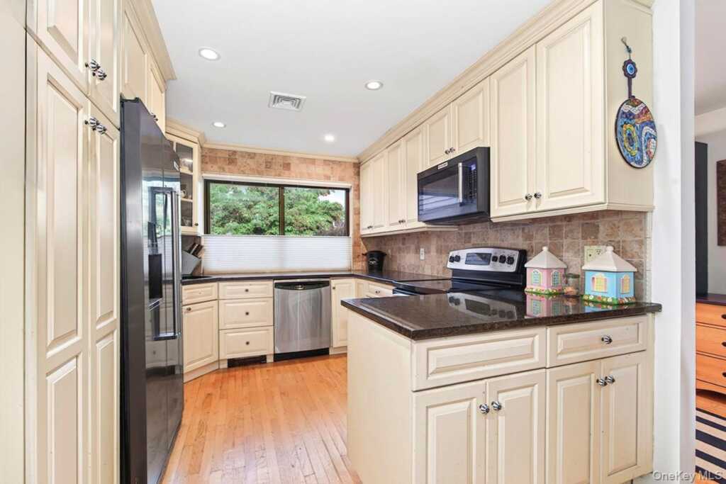 246 Treetop Crescent, Rye, NY 10573 - Photo 6 of 24