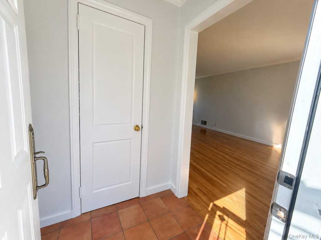 60 Topland Road, White Plains, NY 10605 - Photo 5 of 24