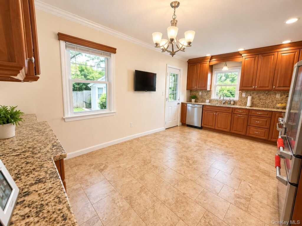 60 Topland Road, White Plains, NY 10605 - Photo 7 of 24