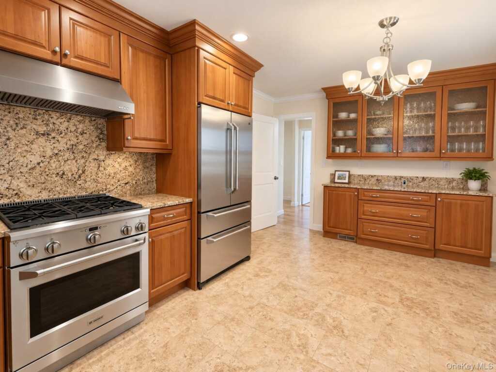 60 Topland Road, White Plains, NY 10605 - Photo 8 of 24