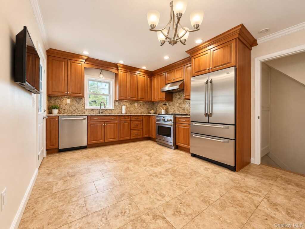 60 Topland Road, White Plains, NY 10605 - Photo 9 of 24