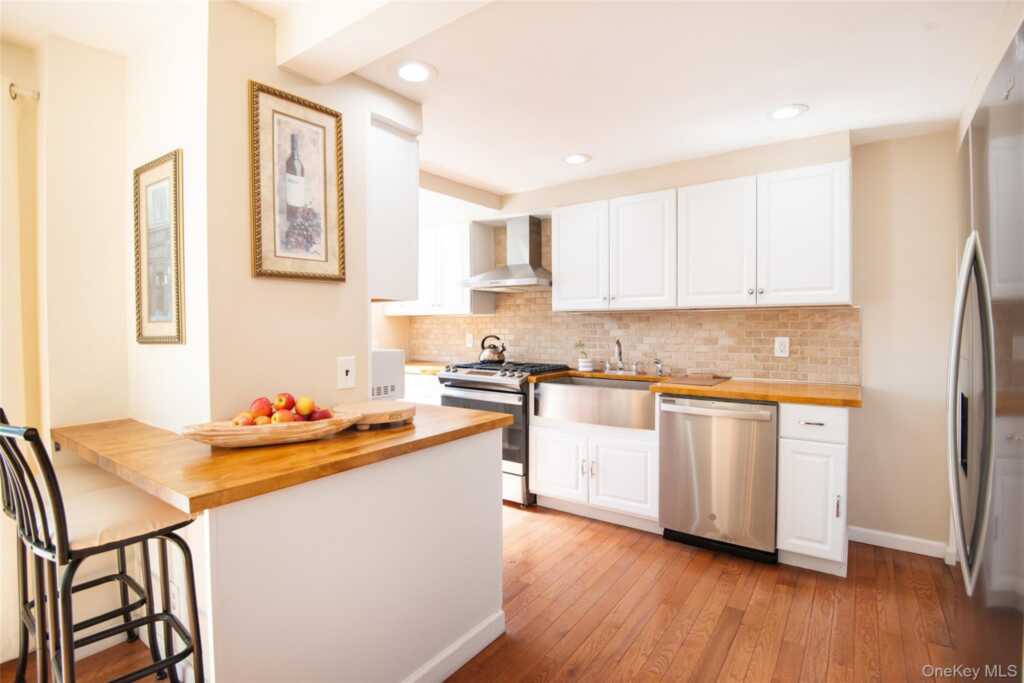 38 Emmett Terrace, New Rochelle, NY 10805 - Photo 11 of 35