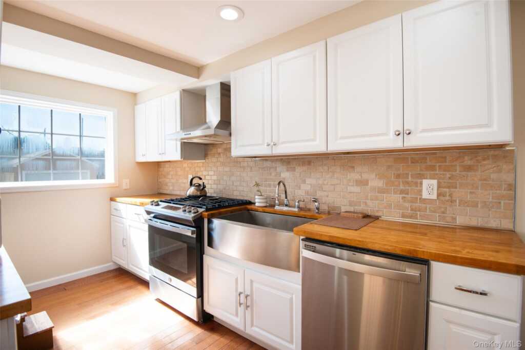 38 Emmett Terrace, New Rochelle, NY 10805 - Photo 13 of 35