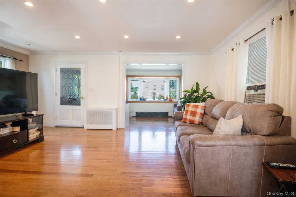 38 Emmett Terrace, New Rochelle, NY 10805 - Photo 5 of 35