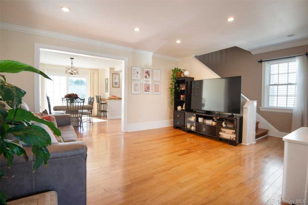 38 Emmett Terrace, New Rochelle, NY 10805 - Photo 7 of 35