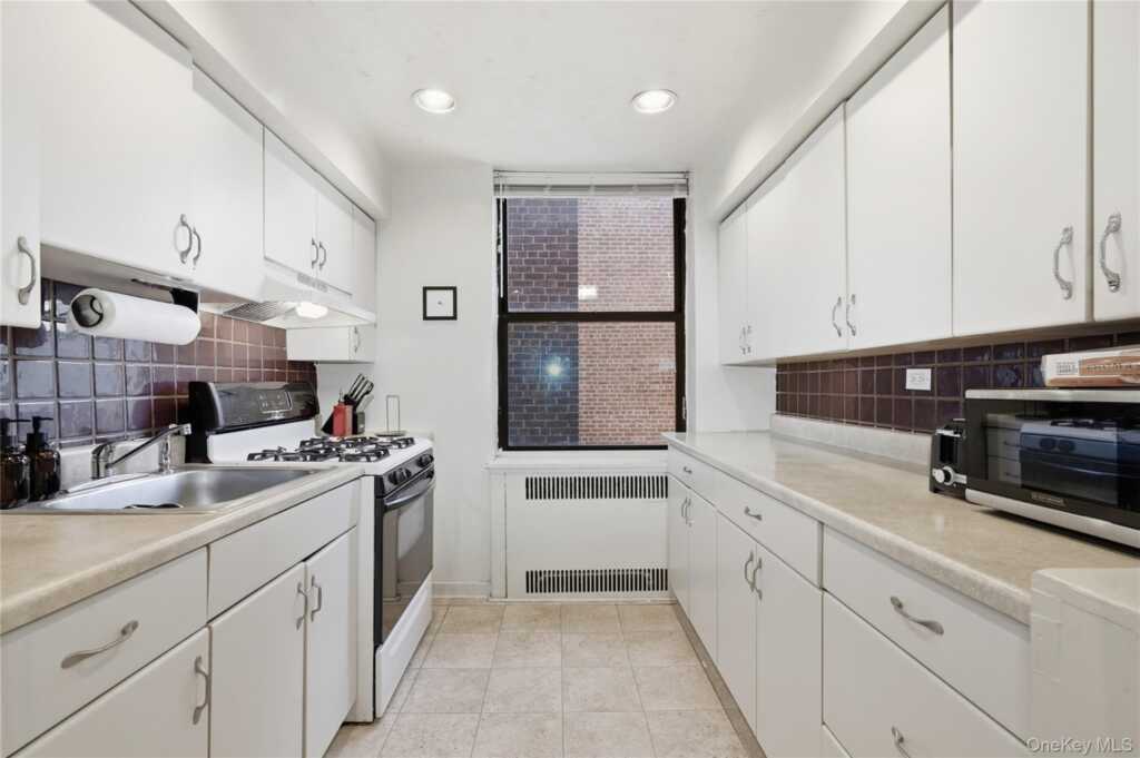 210 Martine Avenue, Unit #5L, White Plains, NY 10601 - Photo 7 of 13