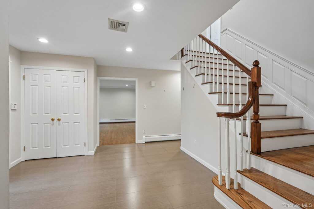 3 Zeck Court, Suffern, NY 10901 - Photo 4 of 50