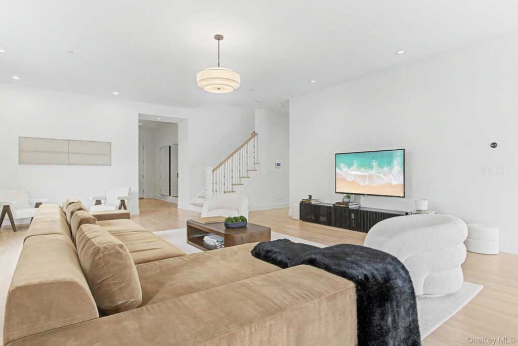 8 Jasmine Lane, Rye, NY 10573 - Photo 5 of 50
