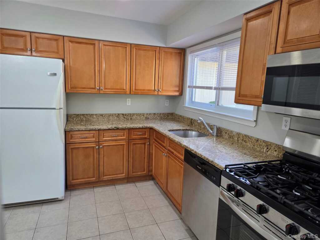 18 Pavilion Ridge Way, Unit #1, Suffern, NY 10901 - Photo 3 of 12