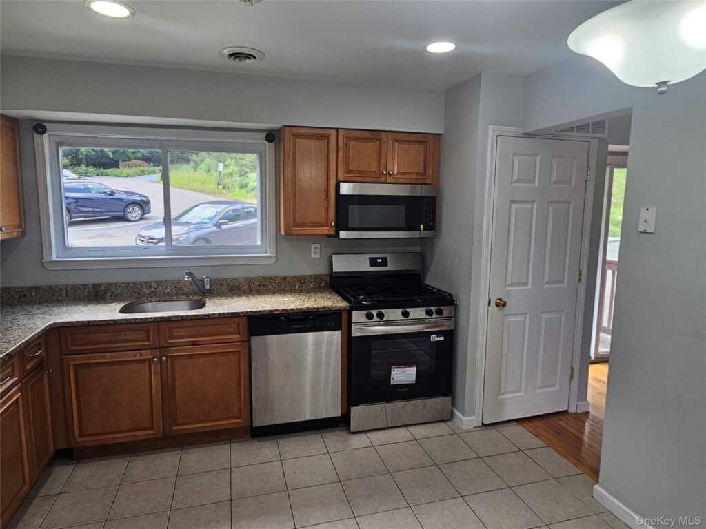 18 Pavilion Ridge Way, Unit #1, Suffern, NY 10901 - Photo 4 of 12