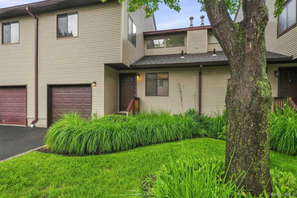 6 Ryan Court, Nanuet, NY 10954 - Photo 2 of 46