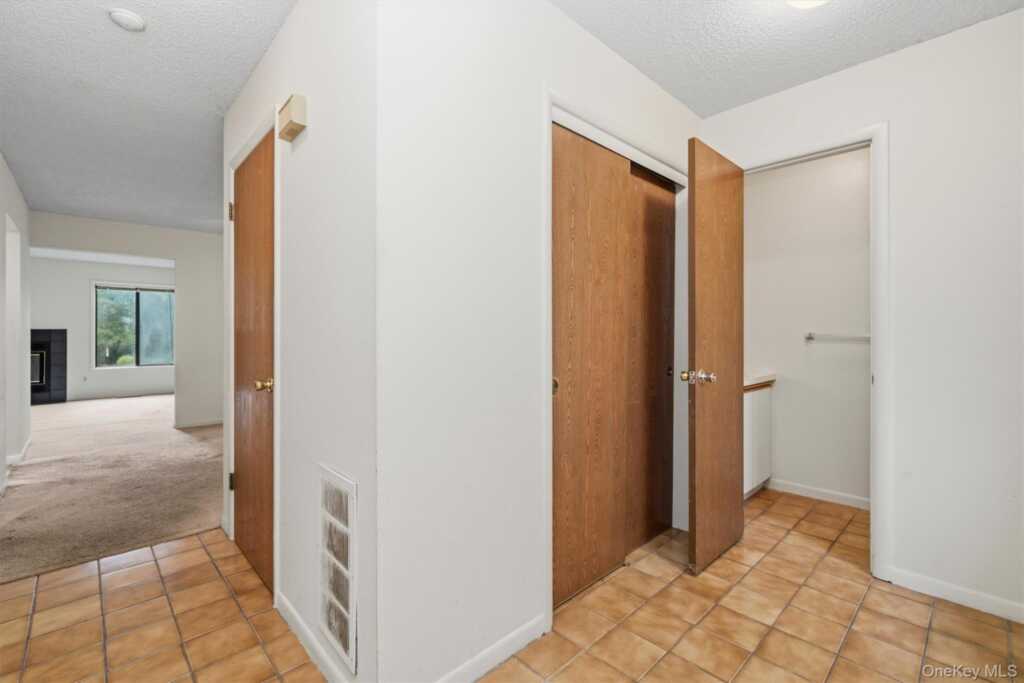 6 Ryan Court, Nanuet, NY 10954 - Photo 5 of 46