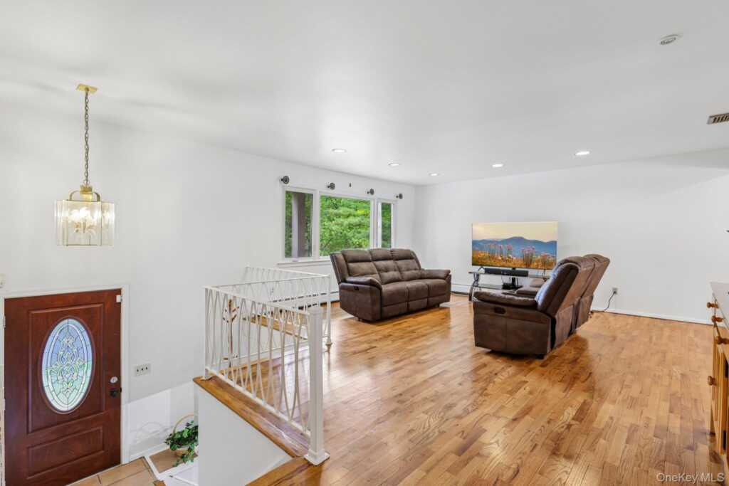 82 Branchville Road, Valley Cottage, NY 10989 - Photo 4 of 37