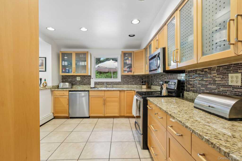 82 Branchville Road, Valley Cottage, NY 10989 - Photo 8 of 37