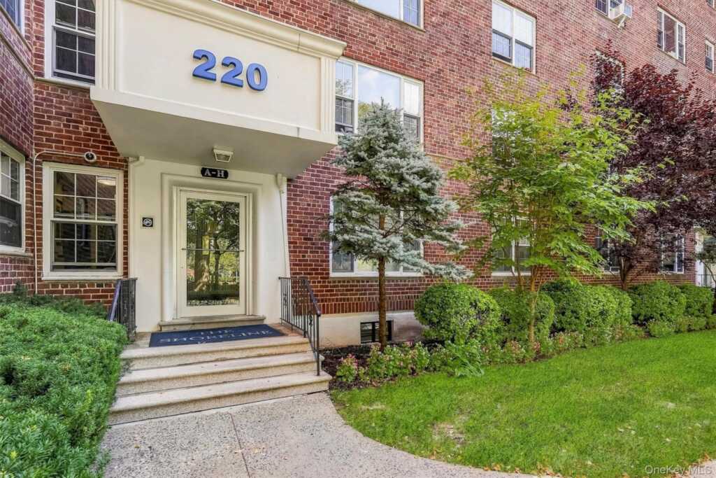220 Pelham Road, Unit #2C, New Rochelle, NY 10805 - Photo 3 of 35