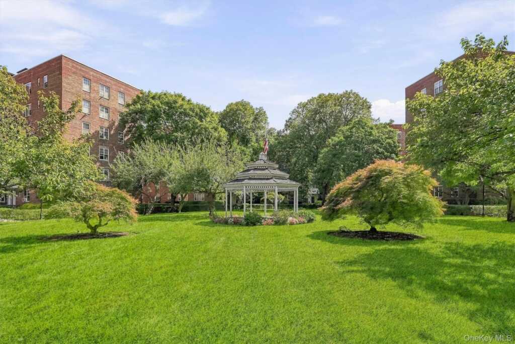 220 Pelham Road, Unit #2C, New Rochelle, NY 10805 - Photo 32 of 35