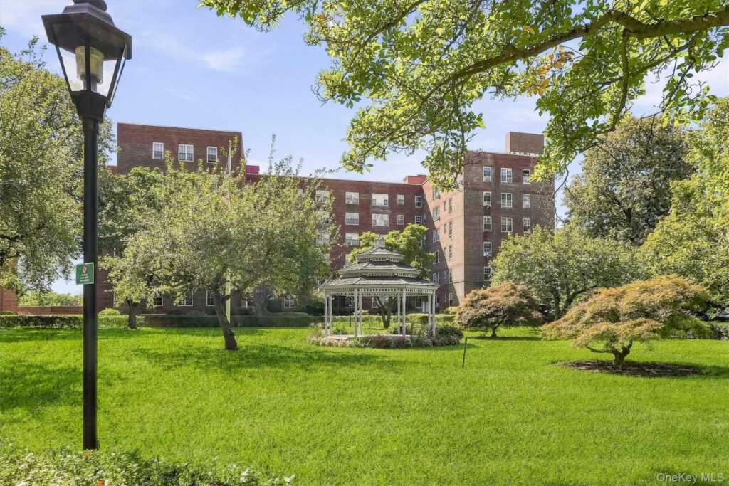 220 Pelham Road, Unit #2C, New Rochelle, NY 10805 - Photo 33 of 35