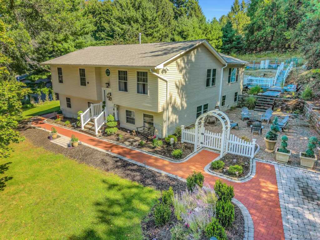 16 Annette Lane, Suffern, NY 10901