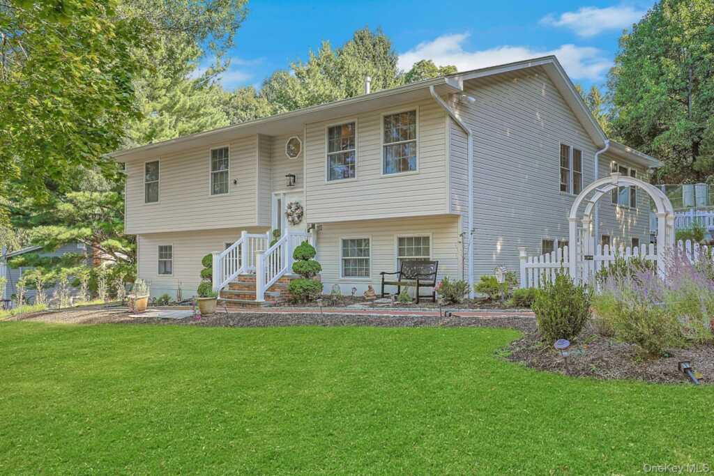 16 Annette Lane, Suffern, NY 10901 - Photo 2 of 45