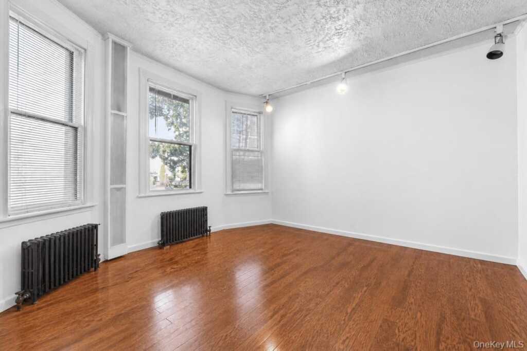 21 Mount Joy Place, New Rochelle, NY 10801 - Photo 4 of 50