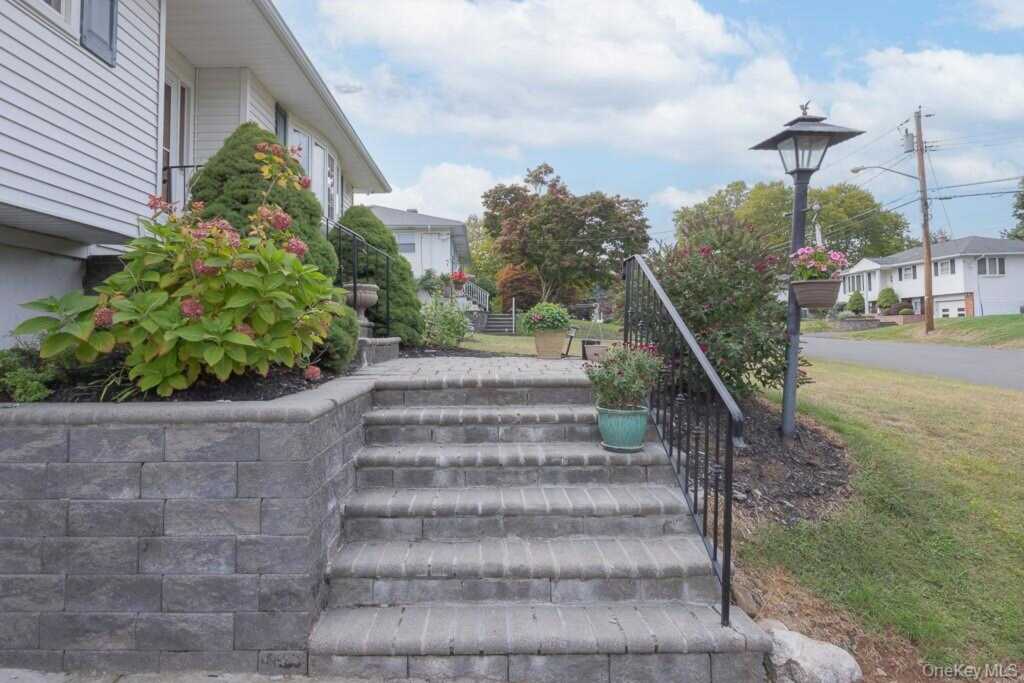 18 De Halve Maen Drive, Stony Point, NY 10980 - Photo 3 of 21