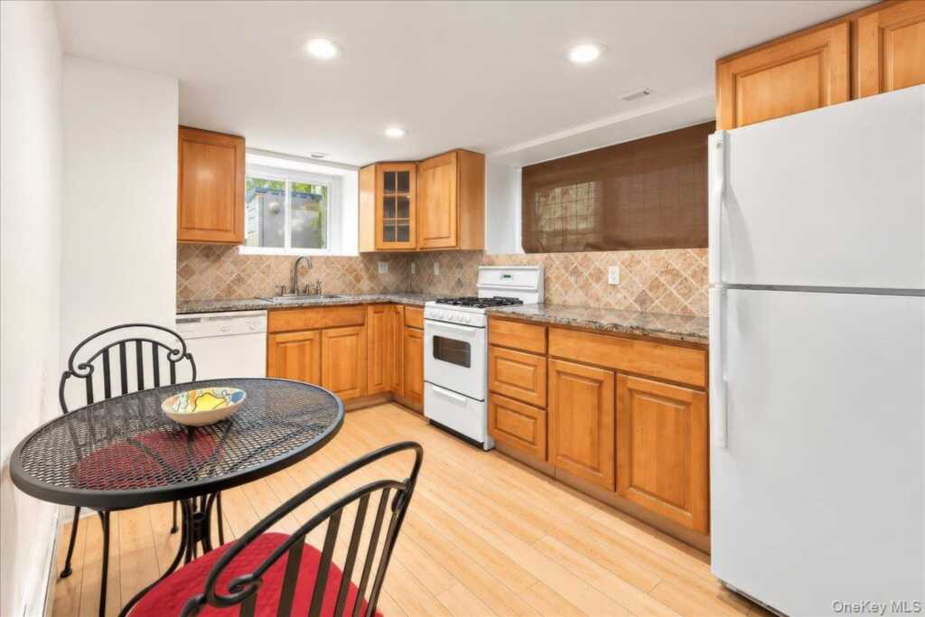 20 Edgewood Park, New Rochelle, NY 10801 - Photo 13 of 31