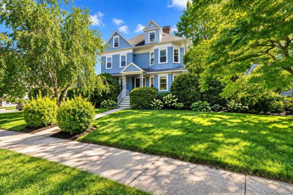 20 Edgewood Park, New Rochelle, NY 10801 - Photo 2 of 31