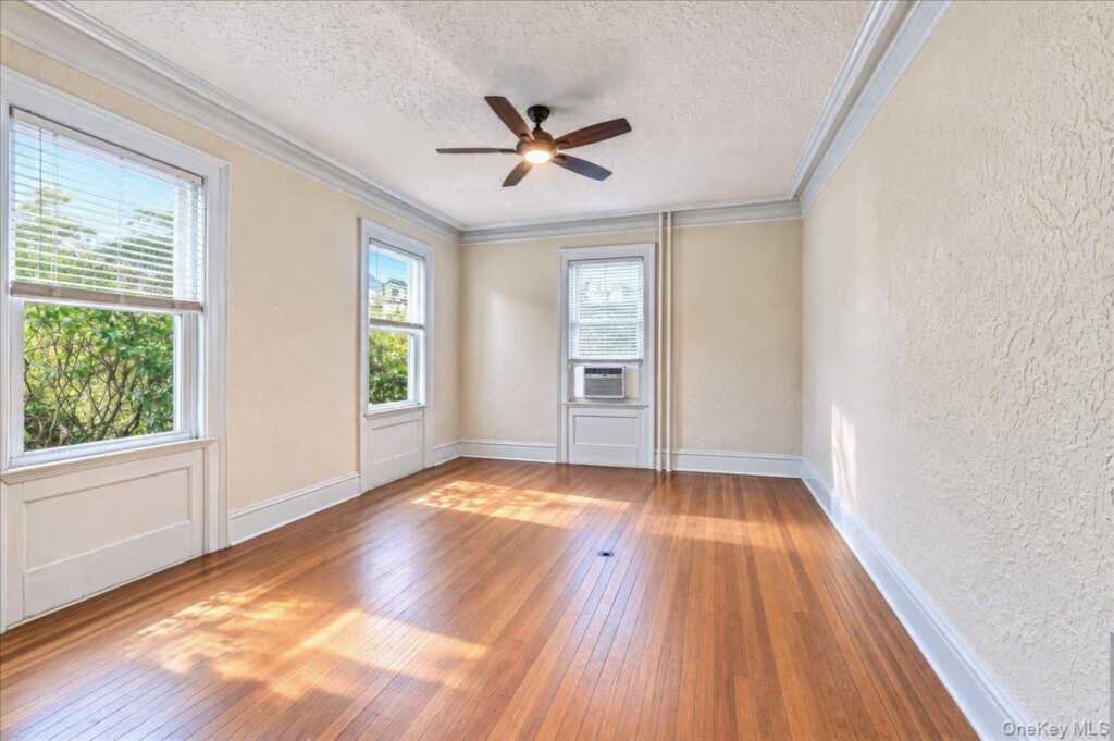 20 Edgewood Park, New Rochelle, NY 10801 - Photo 4 of 31