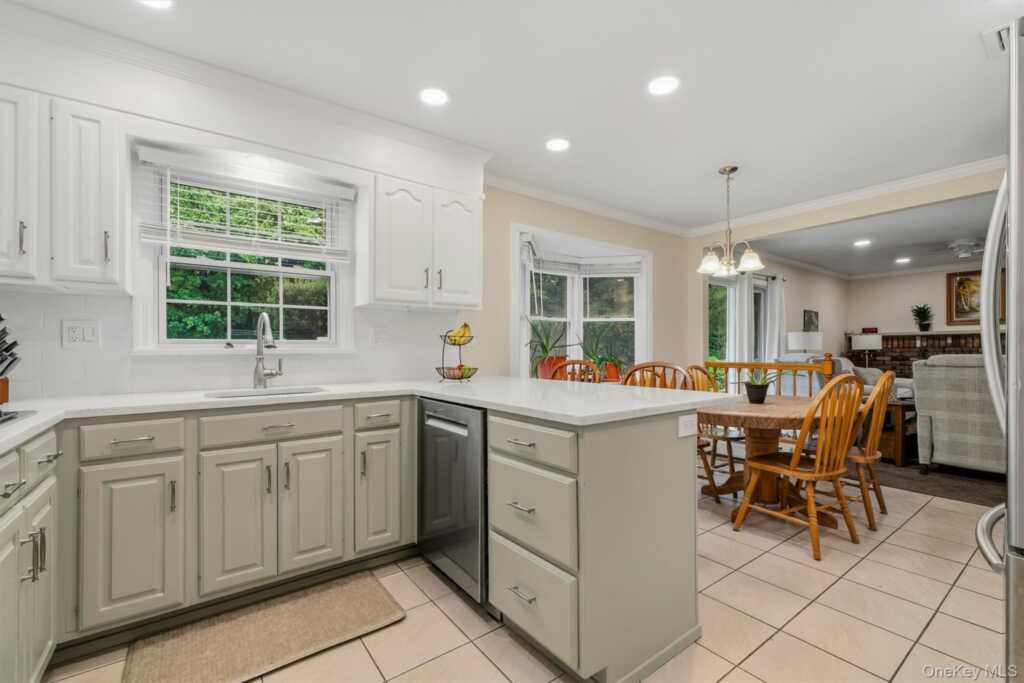 240 Center Street, Pearl River, NY 10965 - Photo 10 of 33