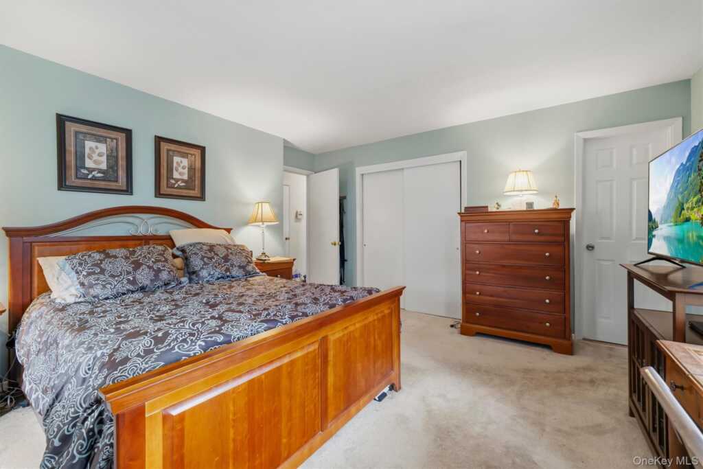 240 Center Street, Pearl River, NY 10965 - Photo 19 of 33