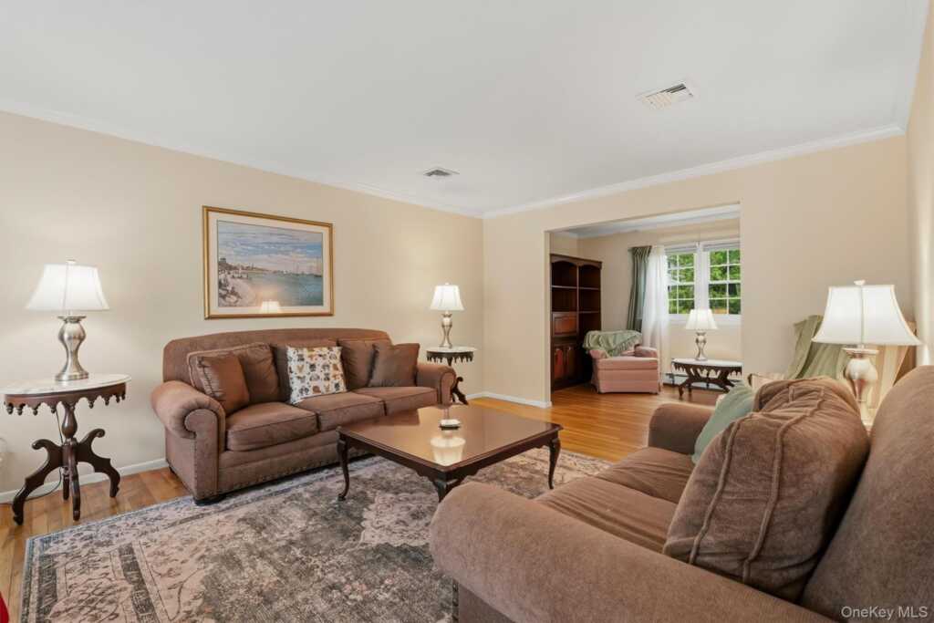 240 Center Street, Pearl River, NY 10965 - Photo 6 of 33