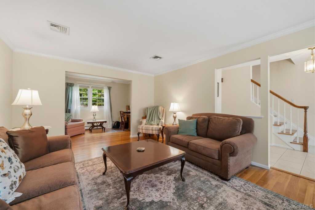 240 Center Street, Pearl River, NY 10965 - Photo 7 of 33