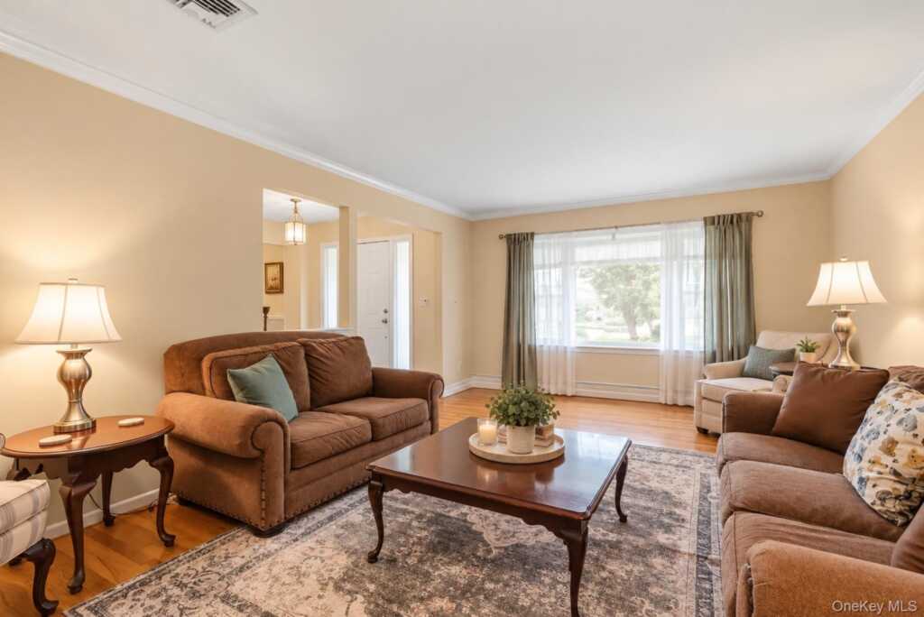 240 Center Street, Pearl River, NY 10965 - Photo 8 of 33