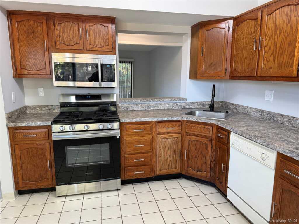 161 Treetop Circle, Unit #161, Nanuet, NY 10954 - Photo 13 of 41