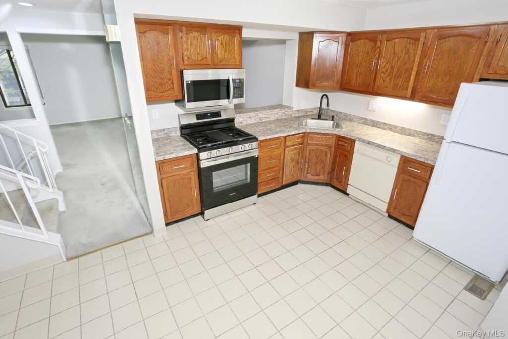 161 Treetop Circle, Unit #161, Nanuet, NY 10954 - Photo 8 of 41
