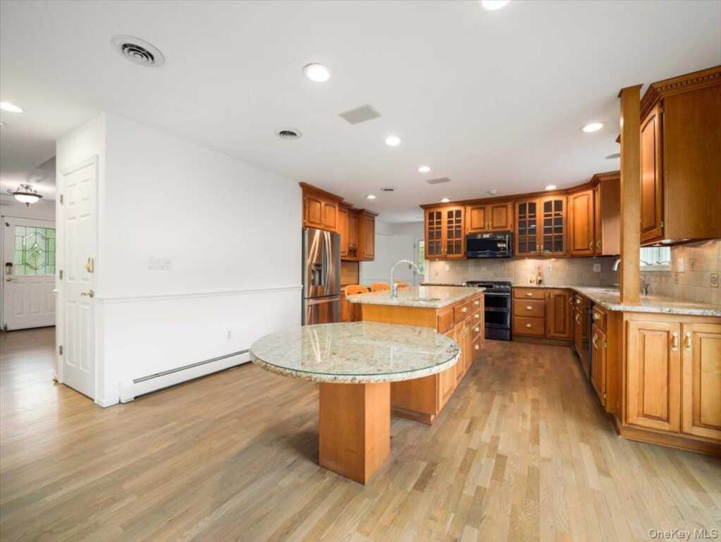 49 Judith Street, Nanuet, NY 10954 - Photo 11 of 36